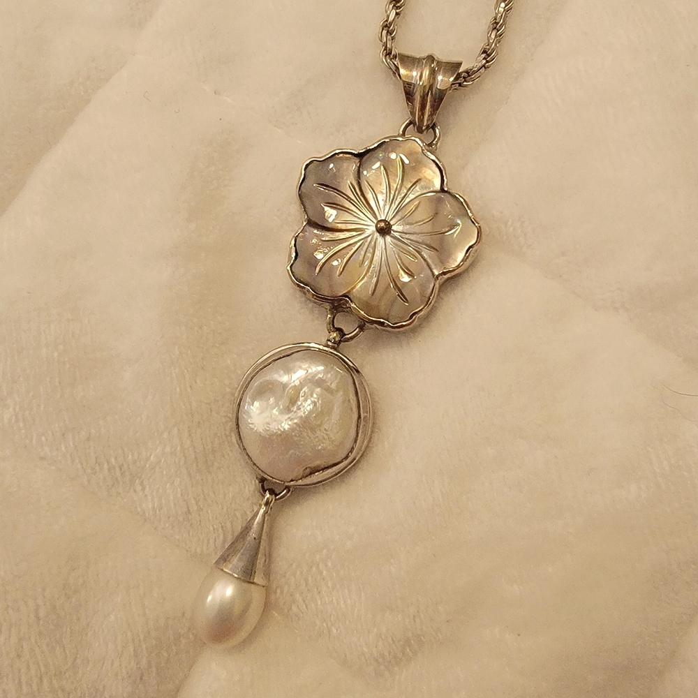 Stunning Sterling Silver Carved MOP & Pearl Flower Necklace - Picture 5 of 12